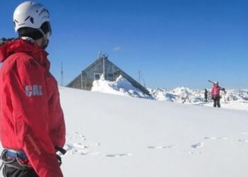Hallan con vida a un esquiador desaparecido en una avalancha en la Patagonia argentina