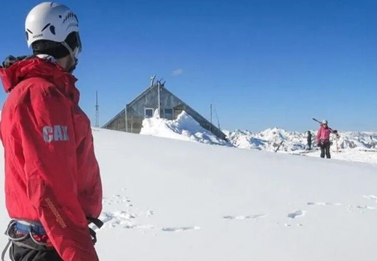 Hallan con vida a un esquiador desaparecido en una avalancha en la Patagonia argentina