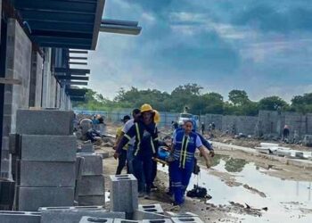 Accidente Laboral en Bodegas de Apopa: Mujer Sufre Caída de 4 Metros