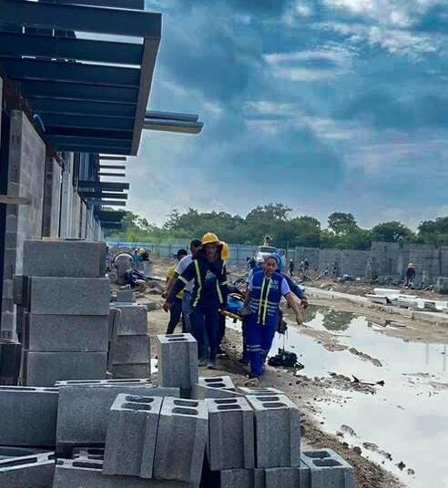 Accidente Laboral en Bodegas de Apopa: Mujer Sufre Caída de 4 Metros