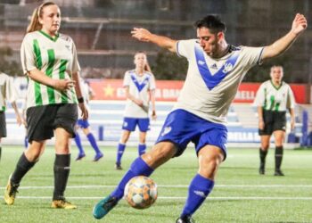 Inclusión de futbolistas transgénero en equipos femeninos causa malestar en España