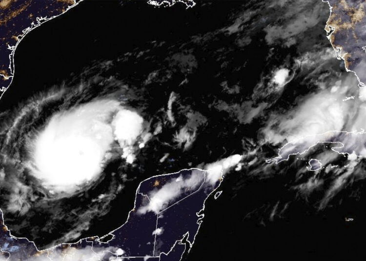 El huracán Milton se fortalece a categoría 4 en el golfo de México