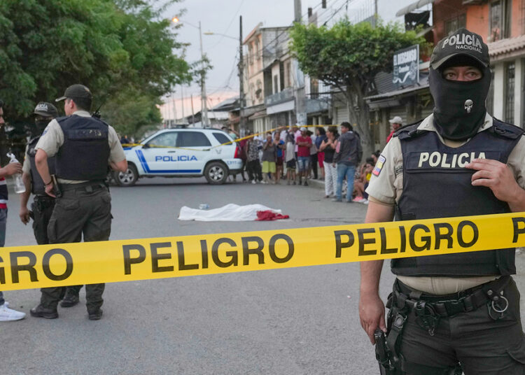 Hallan dos cuerpos decapitados afuera de un colegio religioso en Ecuador