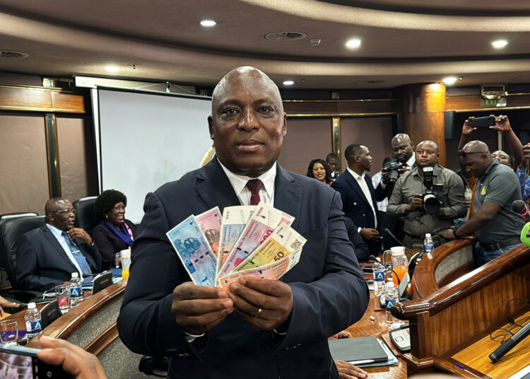 Zimbabue aprueba el uso de su moneda respaldada en oro para abandonar la dependencia del dólar