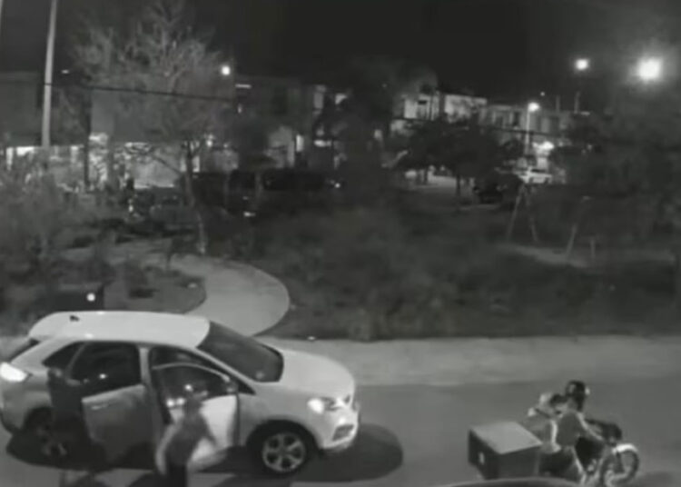 Secuestran a dos repartidores de comida en plena calle en México