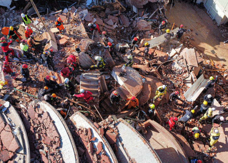Confirman una segunda muerte tras el derrumbe de un edificio de diez pisos en Argentina