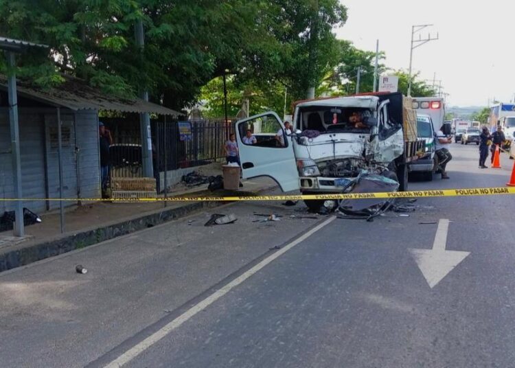 Persona pierde la vida tras fuerte choque en Chalatenango