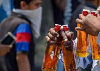 Mueren 25 personas por consumo de alcohol adulterado en la India