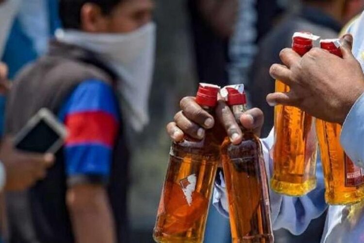 Mueren 25 personas por consumo de alcohol adulterado en la India