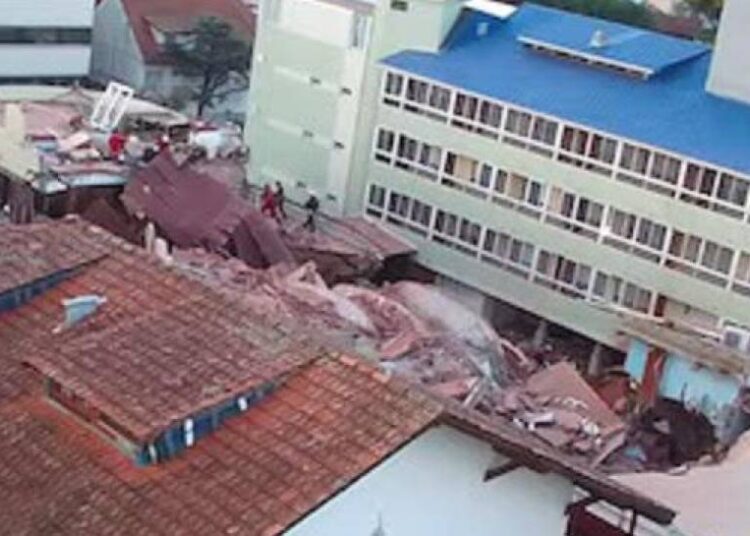 Edificio de 10 pisos se desploma en Argentina