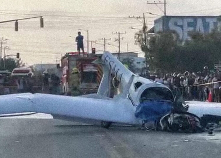 Avioneta se estrella en plena zona poblada de Ecuador y deja dos muertos