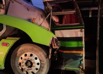Accidente entre rastra y bus en Armenia deja a dos lesionados