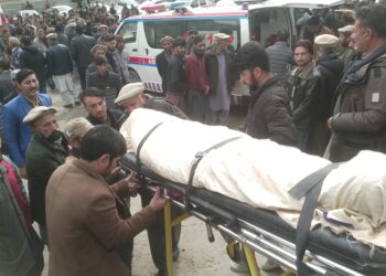 Mueren 27 personas ahogadas al caer un autobús en un río en el norte de Pakistán