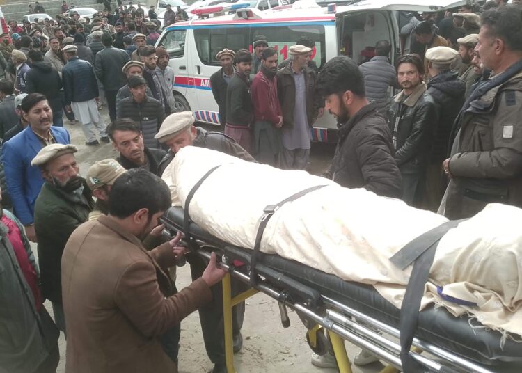 Mueren 27 personas ahogadas al caer un autobús en un río en el norte de Pakistán