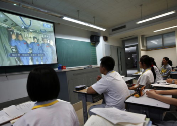 Suspenden a una maestra por revelar su romance con un alumno en una pantalla del aula