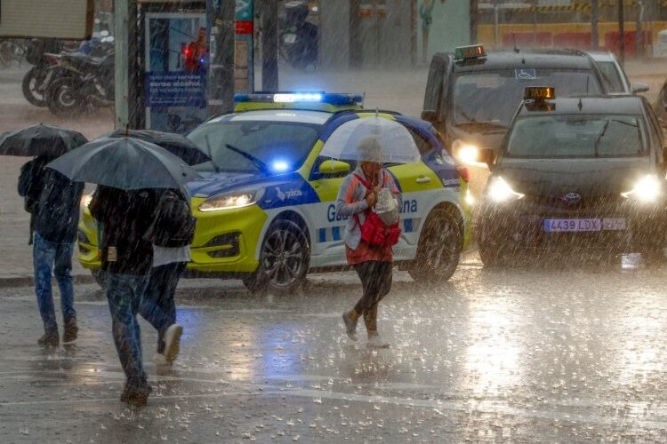Lluvias torrenciales en España inundan ahora Cataluña