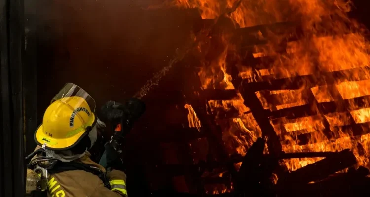 Fallecen nueve personas al incendiarse un almacén en construcción en el este de China