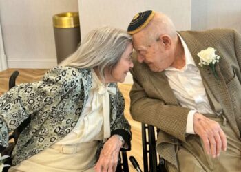 Un hombre de 100 años y una mujer de 102 se convierten en los recién casados más viejos del mundo