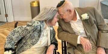 Un hombre de 100 años y una mujer de 102 se convierten en los recién casados más viejos del mundo