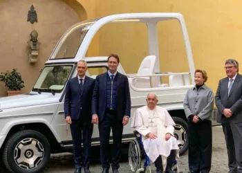 Papa Francisco recibe el primer papamóvil completamente eléctrico