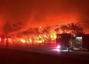 30.000 evacuados por incendios sin control en Los Ángeles
