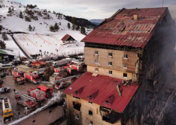 Incendio en un hotel de una estación de esquí en Turquía deja 76 muertos