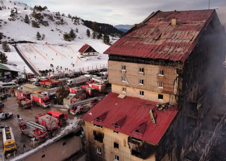 Incendio en un hotel de una estación de esquí en Turquía deja 76 muertos