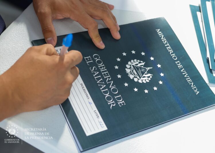 Gobierno entrega escrituras de propiedad a 38 familias de Santa Fe III, en Panchimalco