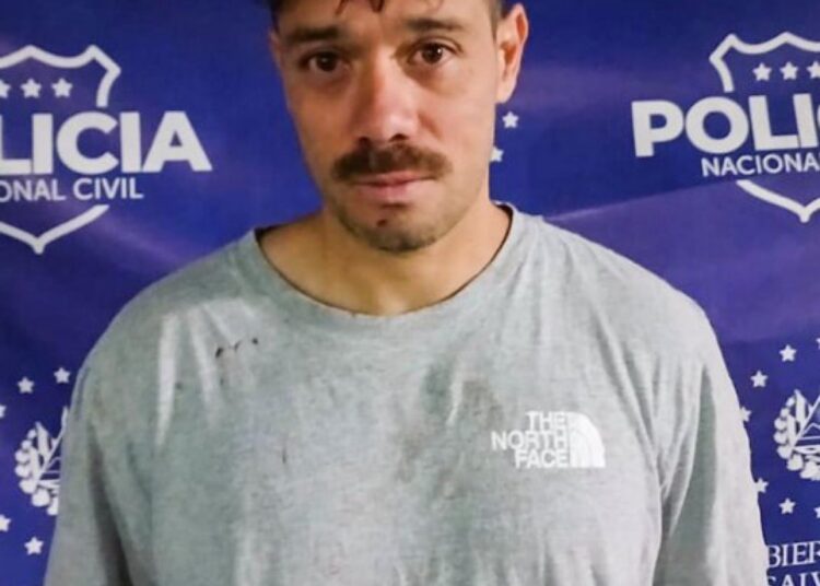 Capturan a hombre tras agredir a una mujer en estacionamiento de Santa Tecla