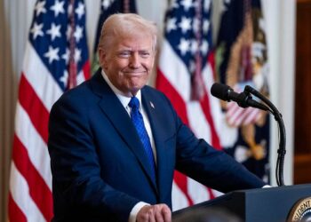 Donald Trump firma decreto para prohibir enseñanza de raza y género en escuelas