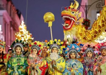 China recibe entre festejos el año de la serpiente