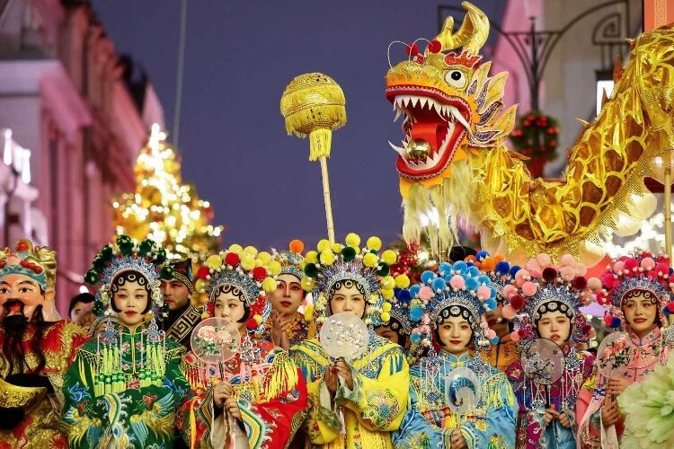 China recibe entre festejos el año de la serpiente