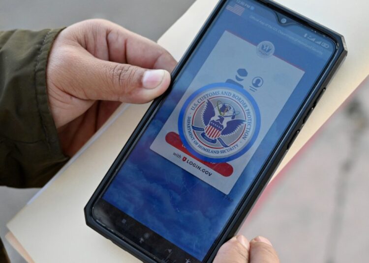 Trump ‘golpea’ a los inmigrantes al cerrar la ‘app’ CBP One: ¿para qué servía y a cuántos usuarios?