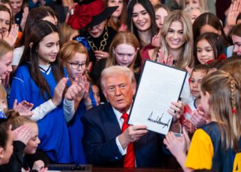 Donald Trump firmó orden que prohíbe a mujeres transgénero competir en deportes femeninos