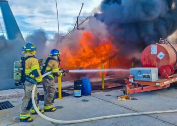 Bomberos Controlan Incendio en Base Naval de La Unión