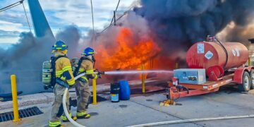 Bomberos Controlan Incendio en Base Naval de La Unión