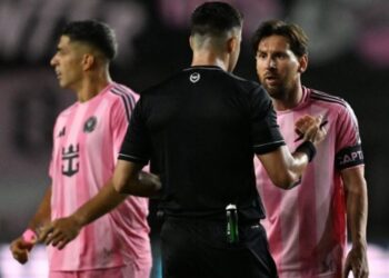 Messi y Luis Suárez fueron multados por la MLS por agarrar a rivales por el cuello