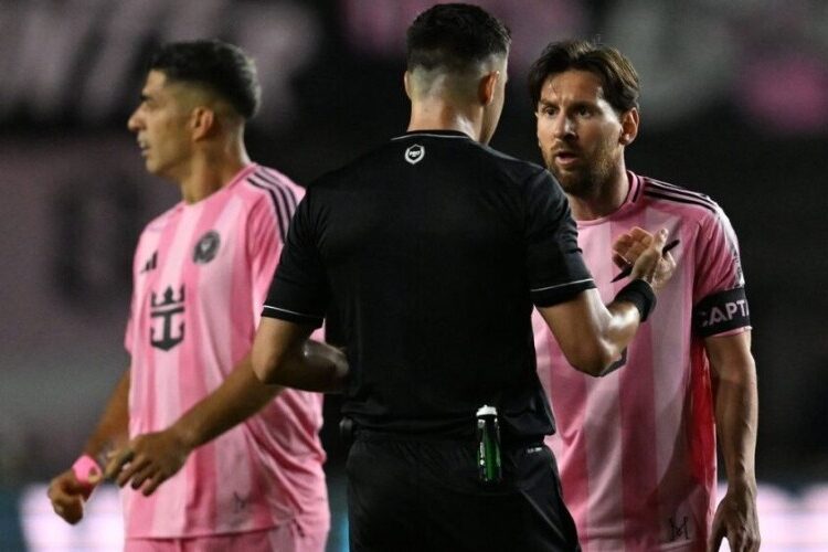 Messi y Luis Suárez fueron multados por la MLS por agarrar a rivales por el cuello