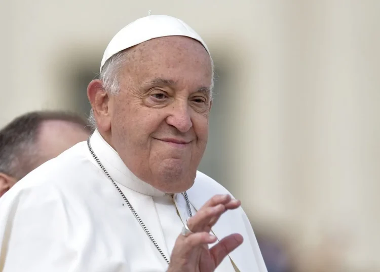 El Papa Francisco sufre «neumonía bilateral» y su cuadro clínico sigue siendo «complejo»