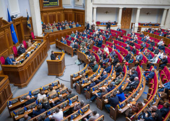 Aprueban un fuerte aumento de los salarios de los funcionarios ucranianos