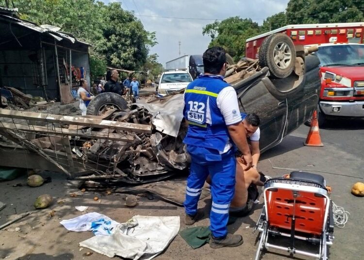 Accidente en la Carretera Sonsonate-San Salvador Deja Tres Personas Lesionadas