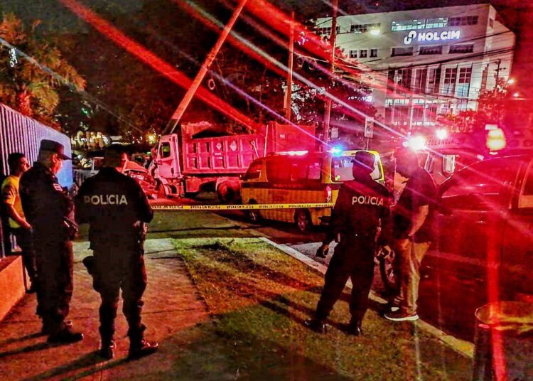 Un Muerto Tras Colisión entre Camión y Pick Up en Antiguo Cuscatlán