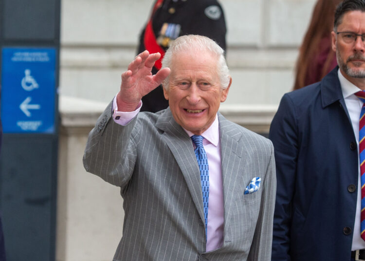 Rey Carlos III retoma sus compromisos oficiales tras su breve hospitalización