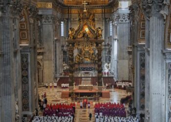 Feligreses acuden a la Plaza de San Pedro a darle el último adiós al papa Francisco