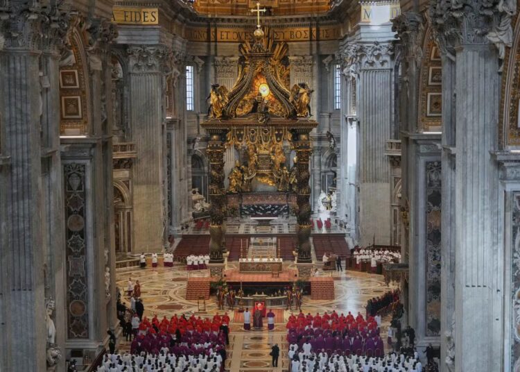 Feligreses acuden a la Plaza de San Pedro a darle el último adiós al papa Francisco