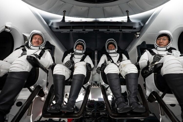 SpaceX lanzó con éxito la primera misión con tripulación civil que sobrevolará los polos terrestres