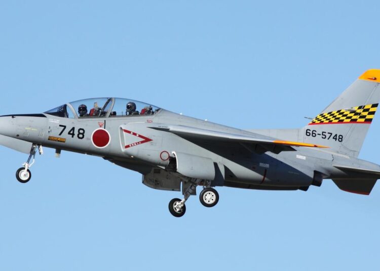 Dos desaparecidos tras estrellarse un avión militar japonés