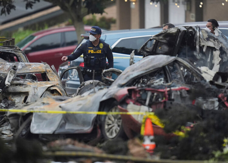 Varios muertos tras estrellarse una avioneta en un barrio residencial del Ejército de EE.UU.