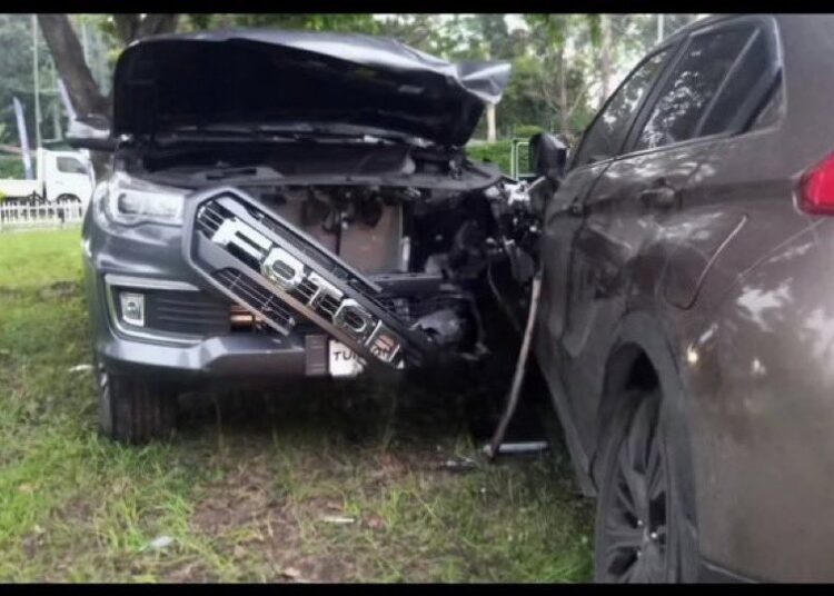 Conductor ebrio choca contra vehículo de exhibición en redondel d’Aubuisson