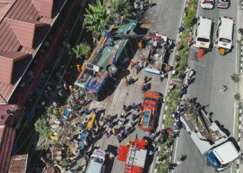 Al menos 12 fallecidos y 25 heridos tras volcarse un autobús en Indonesia